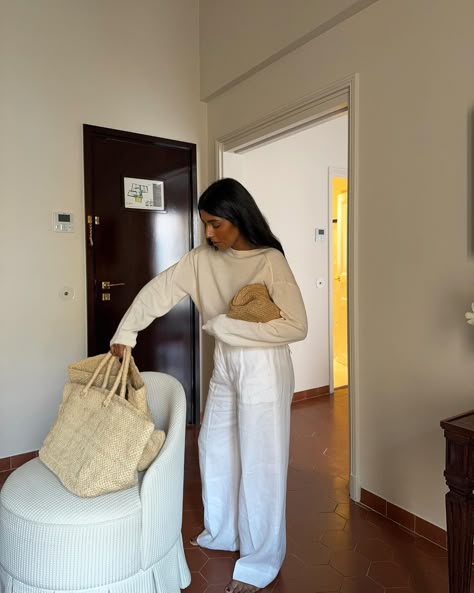 Monikh (@monikh) • Instagram photos and videos Monikh Dale Pregnant, Monikh Dale Style, White Fashion Outfits, Minimalist Chic Outfit, Monikh Dale, December Mood, Caroline Issa, Bed Threads, Fashion 2025