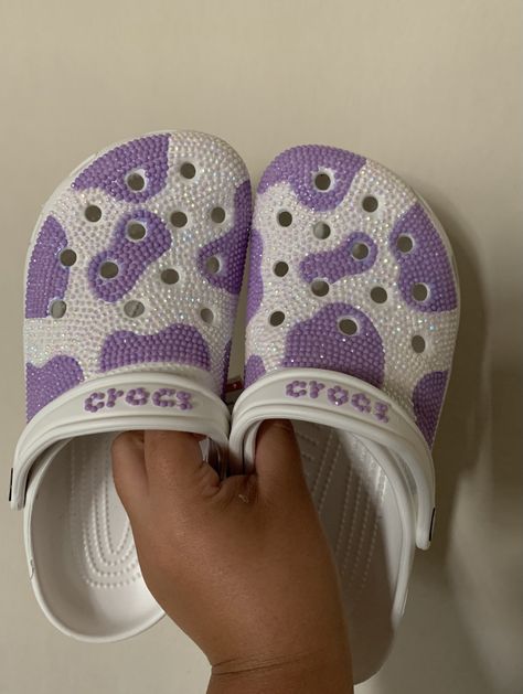 Croc Theme Ideas, Cute Croc Ideas, Bedazzled Crocs Shoes, Croc Design Ideas, Custom Crocs Diy, Croc Aesthetic, Crocs Aesthetic Outfit, Croc Designs, Croc Jibbitz Ideas