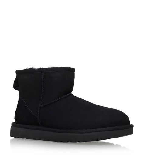 UGG . #ugg #shoes # Black Mini Uggs, Ugg Shoes Women, Mini Uggs, Ugg Winter Boots, Mini Boots, Ugg Mini, Ugg Classic Mini, Boots Suede, Black Suede Boots