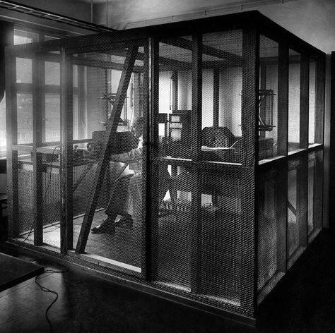 Just in case you still want to use your iPad after a nuclear war 11/15/16 Early Faraday cage, Germany 1931. Via Getty Images Prison Design, Skillet Food, Faraday Cage, Future Earth, Meat Rabbits, Doomsday Clock, Shelter Ideas, Eternal Return, Earth Orbit