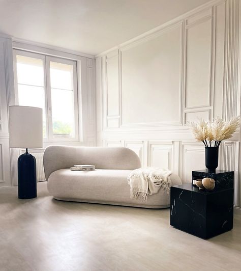 Kumitate Studio on Instagram: “Dramatic light @kumitate_officiel #home #decor #light #styling #design #designer #designerhome #furniture #furnituredesign #art…” Chaise Lounge Living Room, Lounge Vibes, Modern Chaise Lounge, Info Design, Own It, Ferm Living, Settee, Daybed, Chaise Lounge