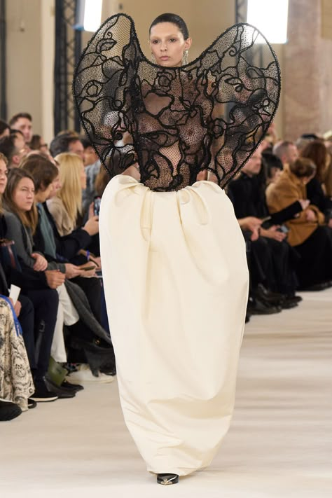 Schiaparelli - Spring 2024 Couture https://www.vogue.com/fashion-shows/spring-2024-couture/schiaparelli/slideshow/collection#29 Schiaparelli 2024, Nature Structure, Daniel Roseberry, Schiaparelli Couture, Couture 2024, Collection Couture, The Cosmopolitan, Viking Woman, Elsa Schiaparelli