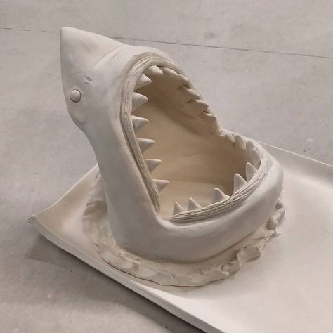 Shark Plate, Clay Date, Shark Sculpture, Sushi Platte, Easy Clay Sculptures, Sculpture Art Clay, Clay Stuff, Clay Diy Projects, Clay Crafts Air Dry