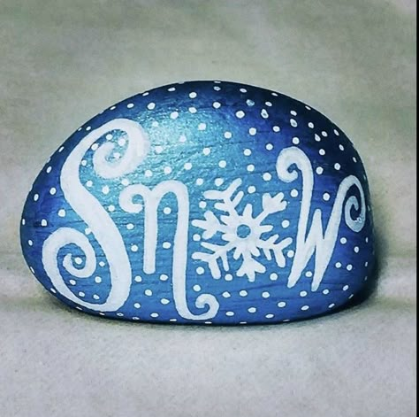 Christmas Stone Painting, River Stones Crafts, Painting Snowflakes, Christmas Pebble Art, Christmas Rocks, Stone Pictures Pebble Art, Mini Rock, Garden Rock Art, Diy Rock Art