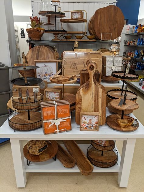 Charcuterie Store Display, Charcuterie Retail Display, Home Decor Display Retail, Kitchen Store Display, Visual Merchandising Displays Table, Store Displays Visual Merchandising, Shop Display Ideas Retail Stores, Botique Interiors Ideas, Homeware Display