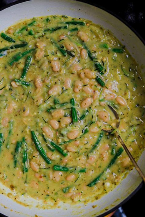 Spring Lentil Recipes, Green Beans Curry, Curried Beans Recipe, Green Bean Stew, Green Lentil Recipes, Green Bean Curry, Peanut Butter Curry, Vegan Bean Recipes, Vegan Thai Green Curry