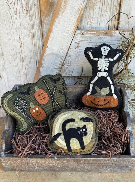 Bowl Fillers Ideas, Wool Bowl, Halloween Fabric Crafts, Wool Applique Kits, Diy Christmas Ornaments Easy, Fall Halloween Crafts, Wool Projects, New Heart, Halloween Designs