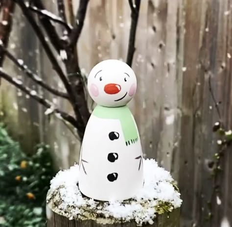 Snowman Peg People, Wooden Peg Angels, Snowman Peg Doll, Christmas Peg Doll Ideas, Peg Dolls Christmas, Christmas Peg Dolls, Nativity Peg Doll, Peg Crafts, Wooden Clothespin Crafts