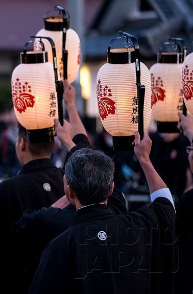 Japan - Men holding festival lanterns at the Hikiyama Matsuri in Nagahama - Image by Photo Japan Japanese Lantern Festival, Ghost Lantern, Japanese Lantern, Traditional Lanterns, Some Beautiful Pictures, Lantern Festival, How To Make Lanterns, Rising Sun, Work Ideas