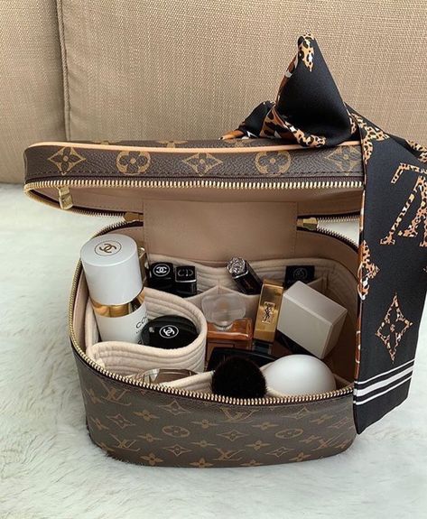 Louis Vuitton Makeup Bag, Louis Vuitton Makeup, Penyimpanan Makeup, Makeup Bag Organization, Classy Aesthetic, Luxury Purses, Luxury Makeup, Cute Bags, Vuitton Bag