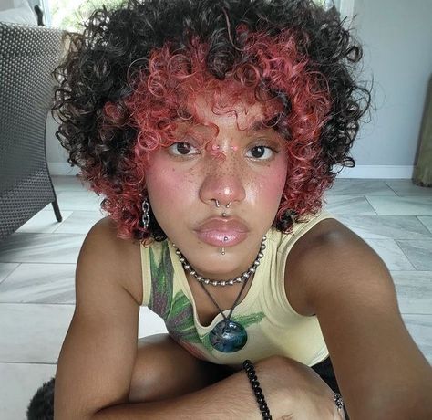 3b Curl Haircut, Colorful Afro Hair, Dyed Curly Hair Inspiration, Short Curly Hair Color Ideas Black Women, Short Curly Dyed Hair Black Women, Cool Dyed Curly Hair, Peekaboo Dyed Curly Hair, Curly Hair Dyed Tips, Hair Dye Inspo Curly Hair