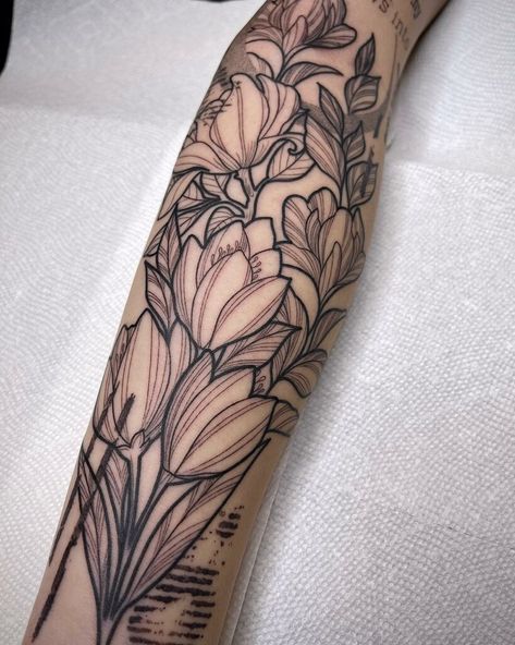 11+ Traditional Tattoo Flowers Ideas That Will Blow Your Mind! - alexie Filler Tattoo Designs, Traditional Tattoo Woman, Tattoos Flowers, Traditional Tattoo Flowers, Traditional Style Tattoo, Flower Tattoo Drawings, Tattoo Flowers, Traditional Tattoo Sleeve, Small Flower Tattoos