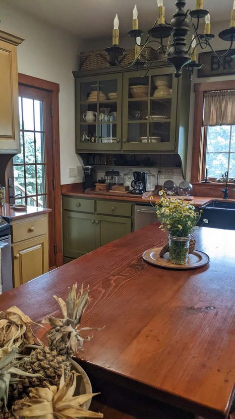 Primitive Colonial Kitchen, Colonial Kitchens, Primitive Kitchens, Kitchen Cabinet Inspiration, Rental Home Decor, Colonial Kitchen, Rustic Country Kitchens, Kitchen Cabinet Styles, Brown Kitchens