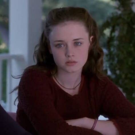 Rory Gilmore Hair, Rory Gilmore Style, Gilmore Girls Outfits, Lorelai Gilmore, Stars Hollow, Chuck Norris, Rory Gilmore, 가을 패션, Hairstyles For School