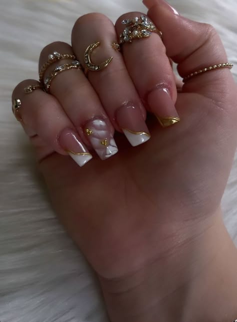 Gold And White Nails Short, Short Gold Nail Designs, White And Gold Short Nails, Shorties Nails Color, French Tip With Gold Design, Short White And Gold Nails, Square Gold Nails, Birthday Nails Square Short, White And Gold Nails Short