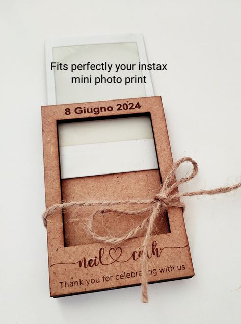 These frames can be personalized by engraving the date of your wedding and the names of the spouses. These are magnetic frames that can be placed on the refrigerator as a decoration and reminder of your special wedding day. You can insert a regular image print or a mini Instax photo print. It is a souvenir for the guests, who will be able to take instant photos with the bride and groom, to take home with them a special memory of a great event that happened. Take a photo with your guests/family a Photo Frame Gifts, Polaroid Magnets, Gifts For Wedding Guests, Wedding Goodie Bags, Laser Engraved Wedding, Heart Picture Frame, Engraved Wedding Gifts, Gifts For Wedding, Instax Photos