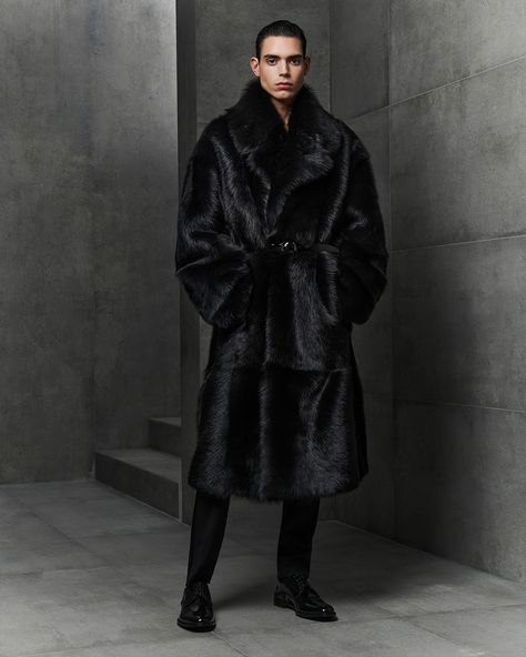 Amaury Valero, shot by Stas Komarovsk, wears an oversized black outer layer paired with slim trousers and knee-high equestrian-style boots. Masquerade Ball Outfits, Equestrian Style Boots, Dolce And Gabbana Runway, Mens Fur Coat, Fur Coat Fashion, Mens Fur, Men Fashion Show, Fall Winter Wardrobe, Slim Trousers