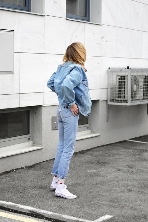 Katiquette.: How to wear colourful socks. Socks Over Jeans, Sports Socks Outfit, Socks And Jeans, Colourful Socks, Levis Denim Jacket, Sock Outfits, Vintage Levis Jeans, Levis Jacket, Double Denim