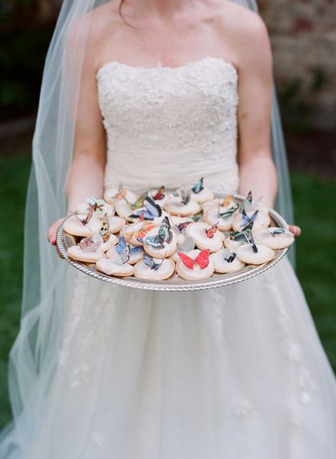 Lovely wedding butterfly cookies. Edible butterflies available on Etsy Wedding Butterfly Cake, Thumbelina Wedding, Bug Wedding, Womens Event, Edible Butterflies, Butterfly Wedding Decorations, Butterfly Wedding Theme, Wedding Butterfly, Dreamy Forest