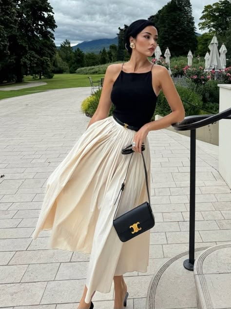 Style Parisienne, Bad Fashion, Elegant Outfit Classy, Old Money Outfits, Elegante Casual, Elegant Outfits, Old Money Style, White Skirt, Looks Chic