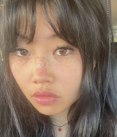 so gorg oh my lordf Beabadoobee Black Hair, Beabadoobee Freckles, Beabadoobee Hairstyles, Beabadoobee Hair, Asian Freckles, Beabadoobee Makeup, Fake Freckles, Freckles Makeup, Faux Freckles