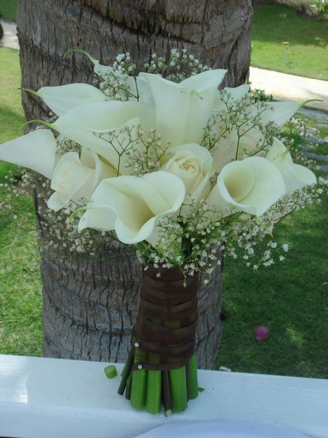 calas and baby's breath Calla Lily Bouquet Wedding, Calla Lily Wedding, Calla Lily Bouquet, Lily Wedding, Lily Bouquet, Rose Wedding Bouquet, White Wedding Bouquets, Calla Lilies, White Bouquet