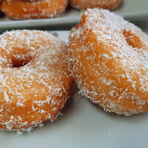 Soft and fluffy no yeast doughnuts No Yeast Donuts Recipes, Soft Donut Recipe Fried, No Yeast Donuts Recipes Fried, Easy Donut Recipe No Yeast, Bollas Recipe, Doughnuts Recipe No Yeast, Simple Doughnut Recipe No Yeast, Coconut Donut Recipe, Easy Donut Recipe Fried No Yeast