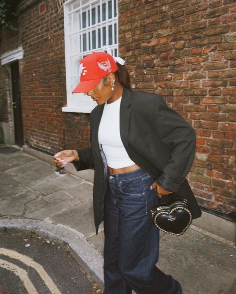 Red Cap Aesthetic, Ny Cap Women Outfit, New York Cap Outfit, New York Fashion Outfits, Cap Outfits For Women Street Style, Fashion Outfits Blazer, Fitted Cap Outfit Black Women, Ny Cap Outfit, Red Cap Outfit