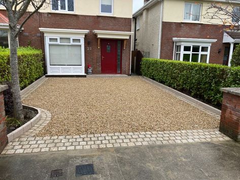 Gravel Walkways To Front Door, Gravel Front Garden, Red Brick Driveway, Backyard Parking, Cottage Driveway, Driveway Pavers Design, Front Driveway Ideas, Victorian Front Garden, Front Garden Ideas Driveway