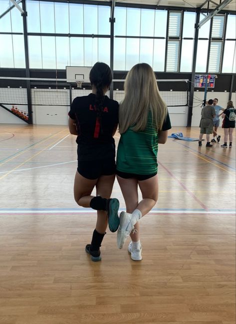 Volleyball Friends Aesthetic, Cute Volleyball Pictures With Friends, Volleyball Pictures With Friends, Volleyball Couple, Volleyball Friends, Volleyball Pics, Volleyball Photos, Volleyball Poses, Girls Volleyball