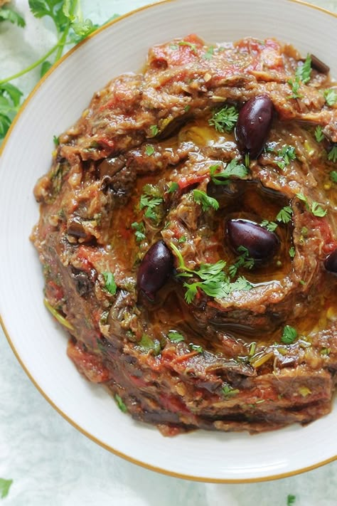 Le zaalouk / zaalouka recette de caviar d'aubergine à la marocaine. Un plat on ne peut plus simple et tellement succulent. Des aubergines, des tomates, de l'ail et des épices / herbes aromatiques. Après cuisson, vous pouvez éventuellement arroser avec une bonne huile d'olive et/ou du jus de citron. Eggplant Caviar, Healthy Dinners For Two, Caviar D'aubergine, Moroccan Food, Healthy Dinner Recipes Easy, Finger Foods, Easy Dinner Recipes, Food Inspiration, Food Videos