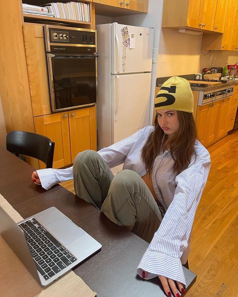 RUBY LYN on Instagram: “work work work” Ruby Lyn, Parisienne Style, Work Work Work, Beanie Outfit, Fits Aesthetic, Winter Fits, Mode Inspo, Sporty Chic, How To Pose