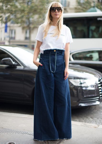 Summer Outfit Ideas: Looks to Copy Now | StyleCaster Extreme Wide Leg Jeans, Ultra Wide Leg Jeans Outfit, Extra Wide Leg Jeans Outfit, Super Wide Leg Jeans Outfit, Palazzo Jeans Outfit, Jeans Outfits Summer, Super Wide Leg Jeans, Rue Style, Wide Leg Outfit