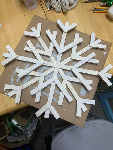 Jenga Block Snowflake, Pallet Snowflake, Outdoor Snowflake Lights, Diy Christmas Yard Decorations, Christmas Diy Wood, Jenga Blocks, Wood Snowflake, Wooden Christmas Crafts, Wooden Snowflakes