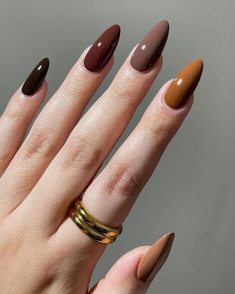 Autumn Nail Color Palette, Monochromatic Fall Nails, Cool Short Nails Fall, Brown Skittle Nails, Autumn Style Nails, Autumn Nail Designs Green, Dark Academia Nail Ideas, Nail Colors For Tan Skin Tone, Gel Builder Nails Design Fall