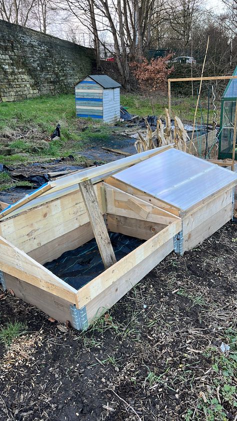 Moveable cold frame that slots on the top of pallet collars made from scrap pallets. Pallet Collar Garden, Pallet Collars Raised Beds, Diy Cold Frame, Pallet Collars, Cold Frame Diy, Allotment Ideas, Veg Patch, Collars Diy, Square Foot Gardening