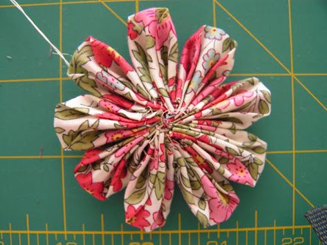 Tea Rose Home: Tutorial ~ She Wears Flowers Material Flowers, Fabric Flower Tutorial, Flower Quilts, Yo-yos, Cloth Flowers, Fabric Flowers Diy, Tea Rose, Tea Roses, Fabric Projects