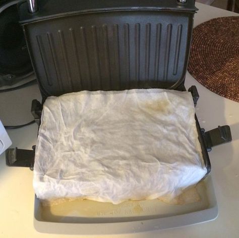 Placing damp paper towels on the George Foreman grill after cooking can help lift grease off the grilling surface for easier cleaning. Photo by Joshua at TheFunTimesGuide.com George Foreman Recipes, Grill Machine, George Foreman Grill, Blackstone Grill, Indoor Grill, George Foreman, Grill Plate, Clean Grill, Cooking Guide