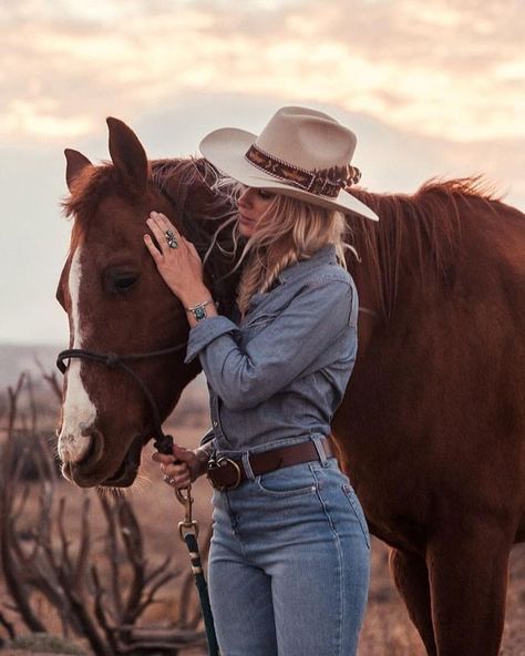 Country Girl Outfits, Horse Photography Poses, Cowgirl Style Outfits, Wilde Westen, Country Style Outfits, Cute Country Outfits, Looks Country, Country Girls Outfits, Rodeo Outfits