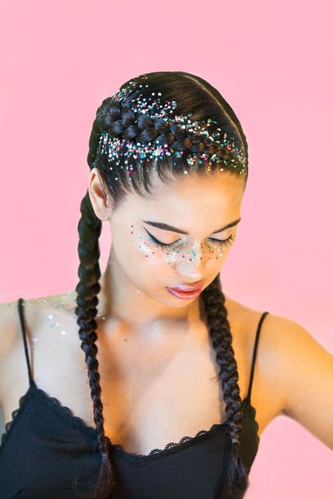 Glitter Roots Hair, Glitter Hair Gel, Easy Beach Hairstyles, Glitter Roots, Competition Hair, Rave Hair, Dance Hairstyles, Trendy Hairstyle, Peinados Fáciles Para Cabello Corto