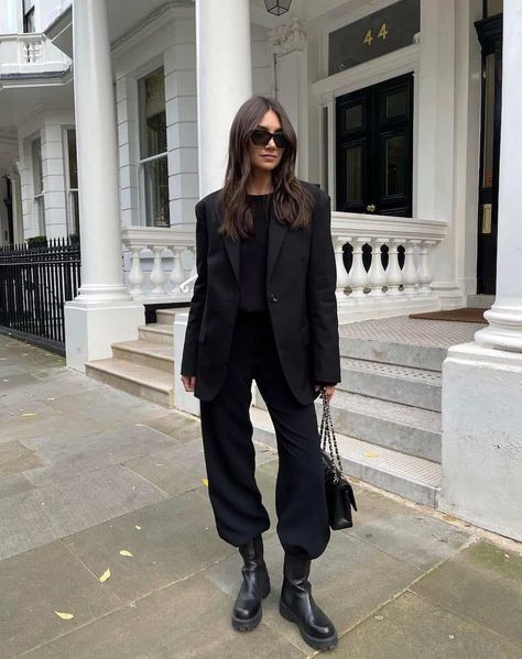 Chic Cargo Pants Outfit Ideas That Prove You Need A Pair in 2024 Old Money Shoes, Black Outfit Winter, Black Hoodie Outfit, Outfit Nero, Outfits Blazer, Black Blazer Outfit, Italian Fashion Street, Blazer Outfits Casual, Fashion Trend Forecast