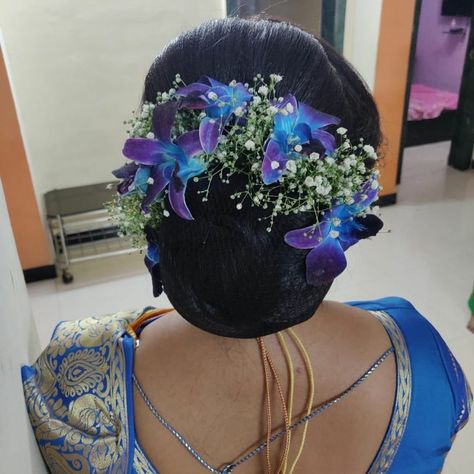 Hairstyle With Orchid Flower, Orchid Flower Hairstyle, Mahndi Lahnga, Nauvari Hairstyle, Engagement Hairstyle, Bridal Hair Decorations, Down Hairstyles For Long Hair, Original Flowers, Hair Style On Saree