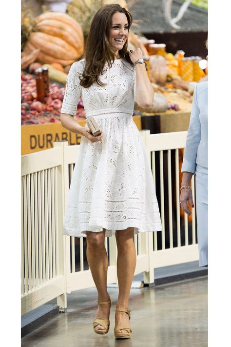 I don't know about you, but we just can't get enough of Kate Middleton's style! Düşes Kate, Looks Kate Middleton, Kate Middleton Outfits, Royal Couple, Kate Middleton Prince William, Middleton Style, The Ram, A Day At The Beach, Catherine Middleton