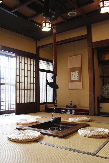 Japanese Living Rooms, Japanese Living Room, Japan Interior, Japanese Home Design, Japanese Tea House, Chinese Fans, Japanese Style House, Traditional Japanese House, Design Japonais