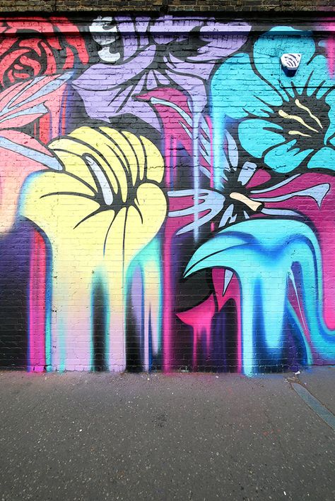 Feminine Graffiti, Graffiti Flowers Art, Street Art Graffiti Murals, Dripping Flowers, Flowers Graffiti, Flower Graffiti, Spray Paint Flowers, Painting Street Art, Graffiti Flowers