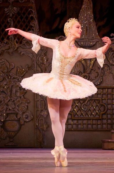 Laura Morera as the Sugarplum Fairy in Act 2 of the Royal Ballet's The Nutcracker. Photo by Alice Pennefather Tari Balet, Nutcracker Costumes, Ballet Beauty, Ballet Inspiration, The Ballerina, Sugar Plum Fairy, Nutcracker Ballet, Ballet Photography, Royal Ballet