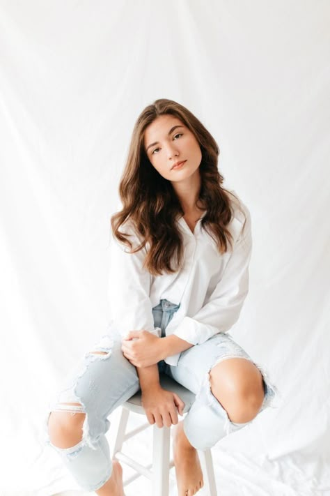 #photoshoot #natural #poses #photography Studio Senior Pictures Indoor, Photoshoot White Backdrop, Studio Picture Ideas, Senior Studio Photoshoot, White Backdrop Photoshoot, Stool Poses, Studio Senior Pictures, Lifestyle Photography Women, Single Poses