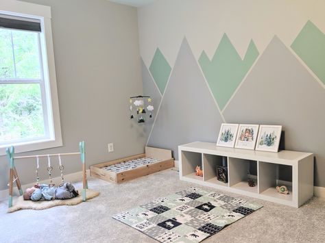 Nursery Ideas Montessori, Infant Floor Bed, Montessori Bedroom Newborn, Montessori Newborn Nursery, Montessori Nursery Infant Room, Floor Bed Baby, Montessori Nursery Ideas, Montessori Bedroom Baby, Baby Floor Bed