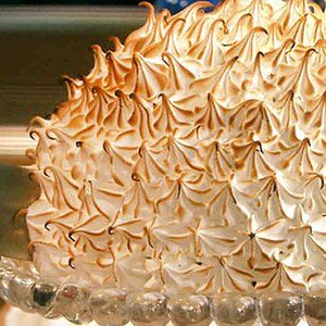 Baked Alaska Cake Recipe, Baked Alaska Cake, Bake Alaska Cake, Baked Alaska Recipe Traditional, Hunger Aesthetic, Dark Desserts, Alaska Dessert, Baked Alaskan, Alaska Cake