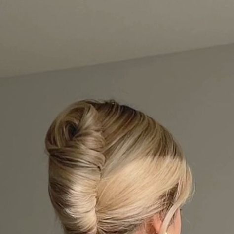 Banana Hair Styles, 90s French Twist Updo, French Twist Rachel Green, Blonde French Twist, Rachel Green French Twist, Sleek French Twist, French Twist Wedding Hair, Rachel Friends Hair, French Twist Short Hair